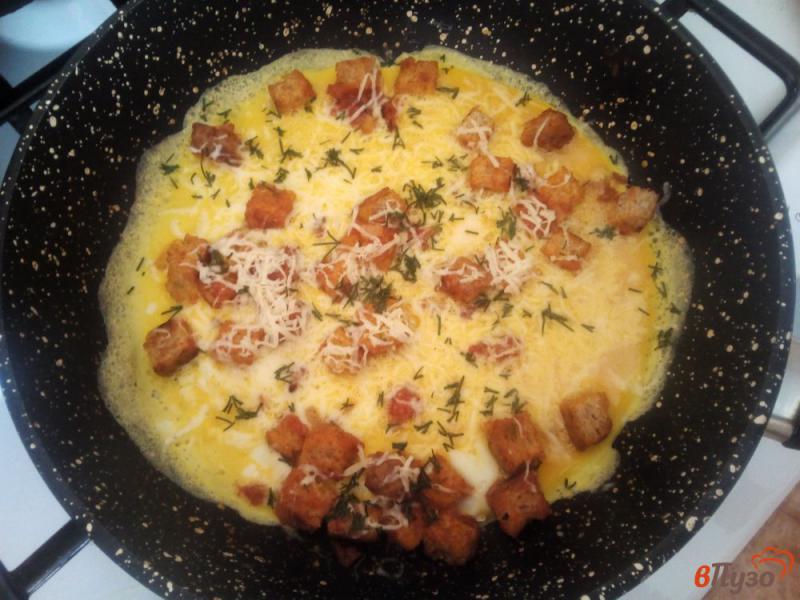 Фото приготовление рецепта: Яичница с помидором, сыром и хлебом шаг №6