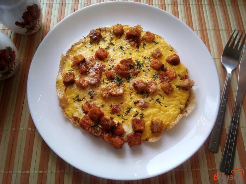 Фото приготовление рецепта: Яичница с помидором, сыром и хлебом шаг №7