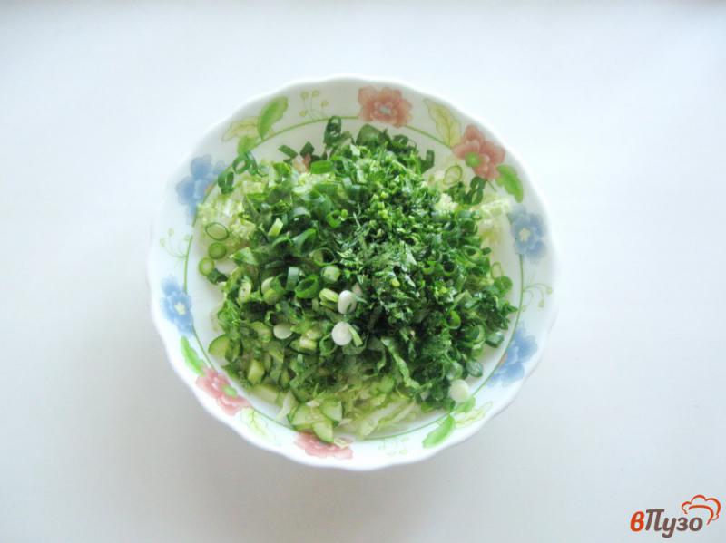 Фото приготовление рецепта: Салат с пекинской капустой, помидором и огурцом шаг №5