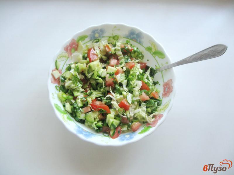 Фото приготовление рецепта: Салат с пекинской капустой, помидором и огурцом шаг №6