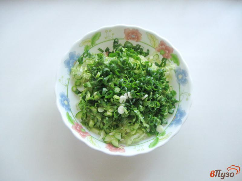 Фото приготовление рецепта: Салат с пекинской капустой, помидором и огурцом шаг №4