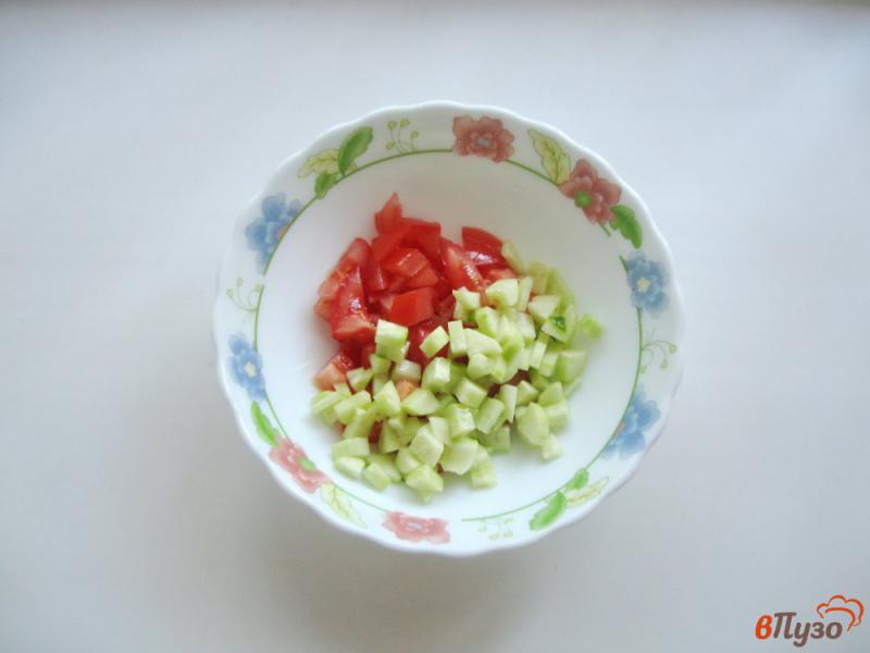 Фото приготовление рецепта: Салат с пекинской капустой, помидором и огурцом шаг №2