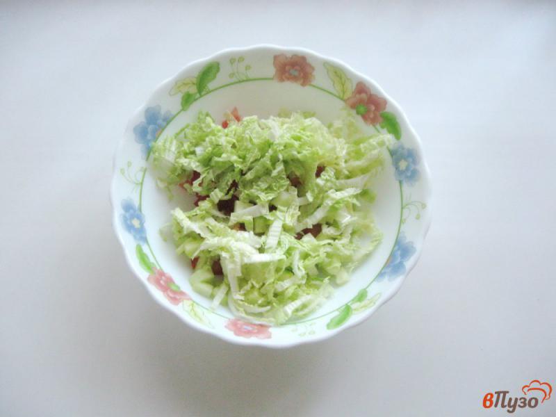 Фото приготовление рецепта: Салат с пекинской капустой, помидором и огурцом шаг №3