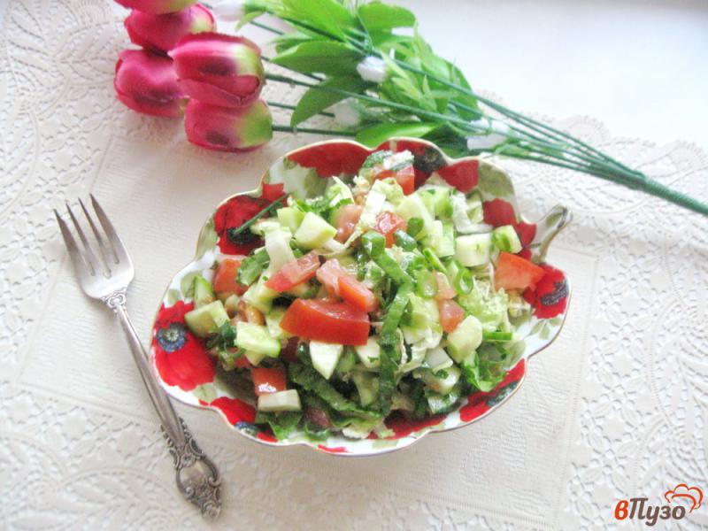 Фото приготовление рецепта: Салат с пекинской капустой, помидором и огурцом шаг №7