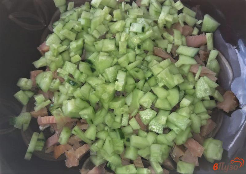Фото приготовление рецепта: Салат с копченой горбушей шаг №5