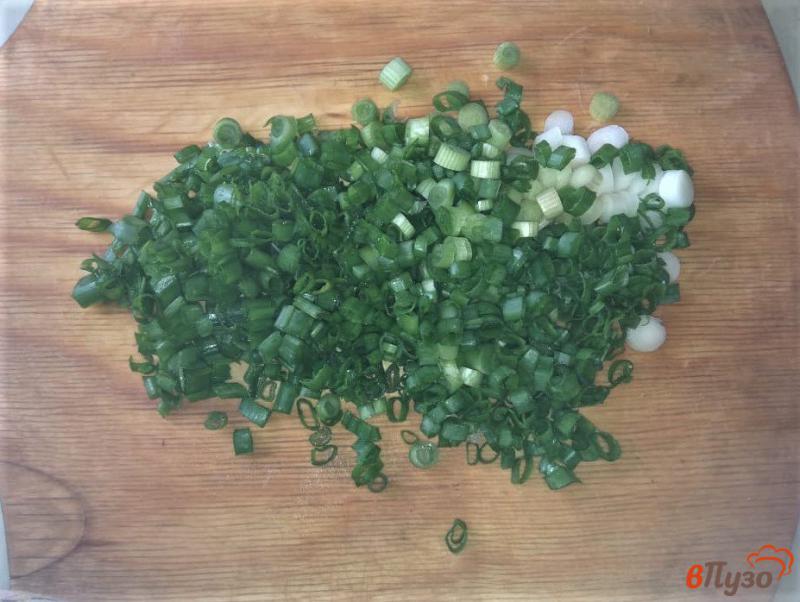 Фото приготовление рецепта: Салат с копченой горбушей шаг №7