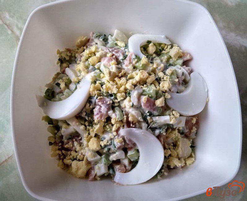 Фото приготовление рецепта: Салат с копченой горбушей шаг №9