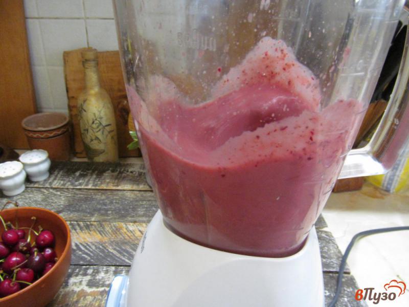 Фото приготовление рецепта: Ягодный смузи на молоке с авокадо шаг №3