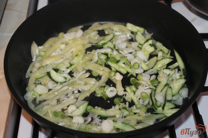 Фото приготовление рецепта: Лаваш с овощами и сыром шаг №2