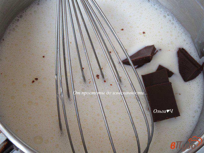 Фото приготовление рецепта: Торт с шоколадной панна коттой и вишневым желе шаг №4