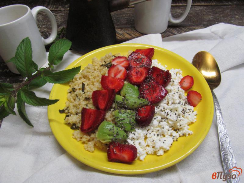 Фото приготовление рецепта: Пшенная каша с ягодами и авокадо шаг №4