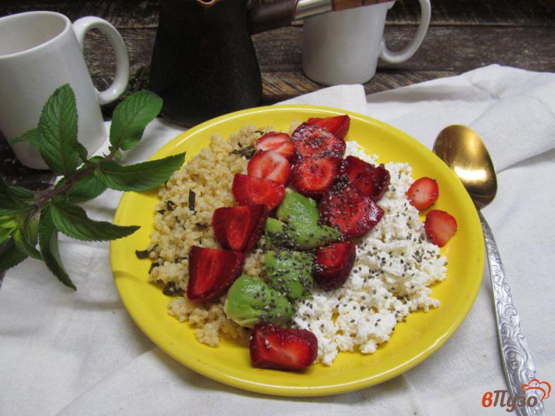 Фото приготовление рецепта: Пшенная каша с ягодами и авокадо шаг №5