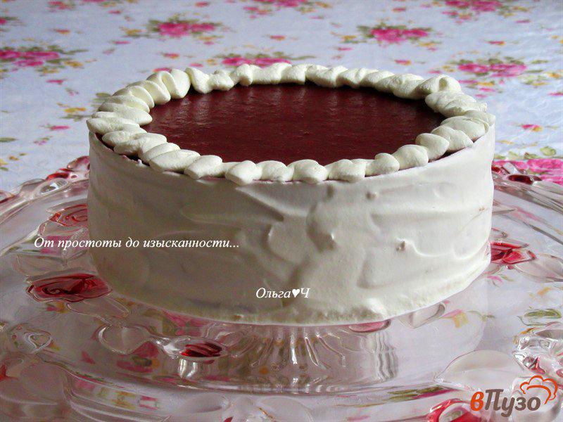 Фото приготовление рецепта: Торт с шоколадной панна коттой и вишневым желе шаг №7