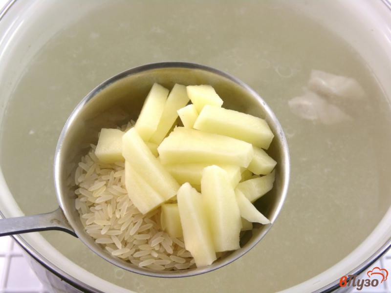 Фото приготовление рецепта: Суп мясной с рисом и оливками шаг №3