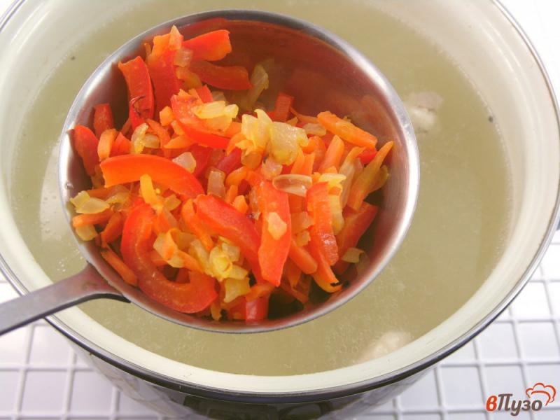 Фото приготовление рецепта: Суп мясной с рисом и оливками шаг №6