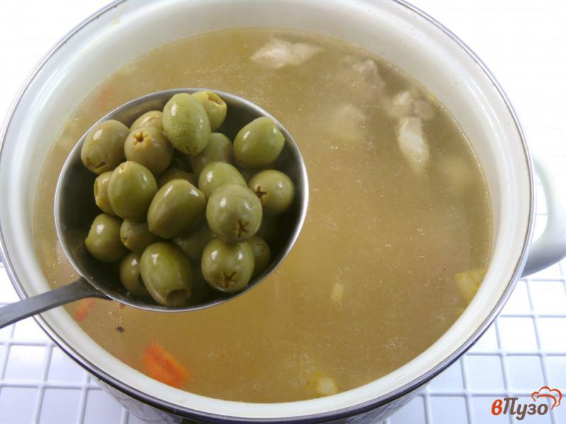 Фото приготовление рецепта: Суп мясной с рисом и оливками шаг №7