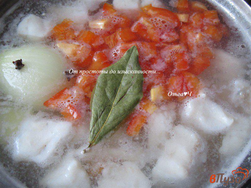 Фото приготовление рецепта: Суп из судака с перцем и стручковой фасолью шаг №4