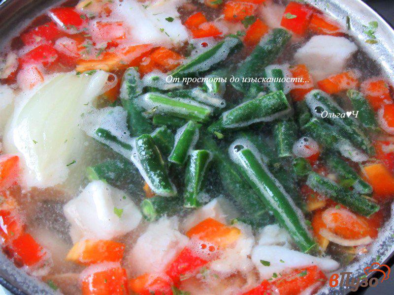 Фото приготовление рецепта: Суп из судака с перцем и стручковой фасолью шаг №6