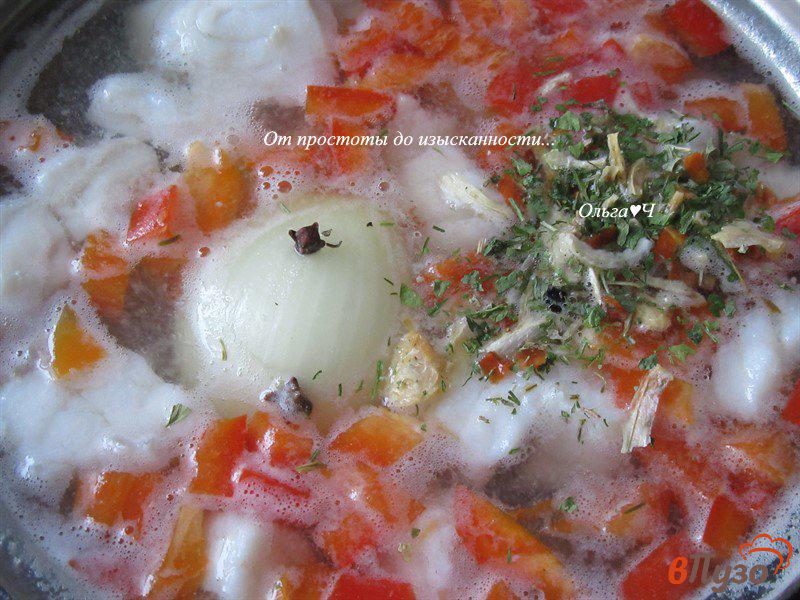 Фото приготовление рецепта: Суп из судака с перцем и стручковой фасолью шаг №5