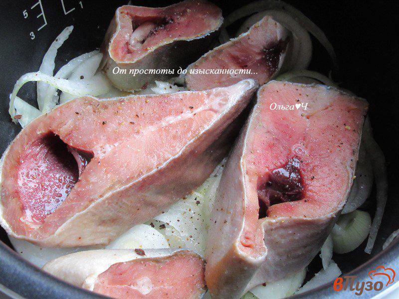Фото приготовление рецепта: Горбуша на луковой подушке со стручковой фасолью и перцем шаг №2