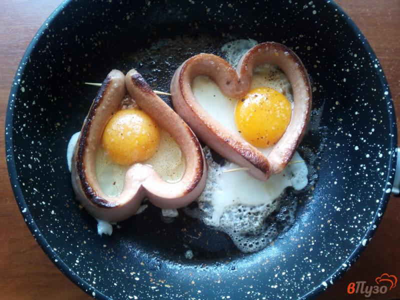 Фото приготовление рецепта: Яичница с сосиской в форме сердца шаг №4
