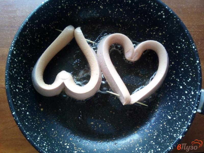 Фото приготовление рецепта: Яичница с сосиской в форме сердца шаг №3