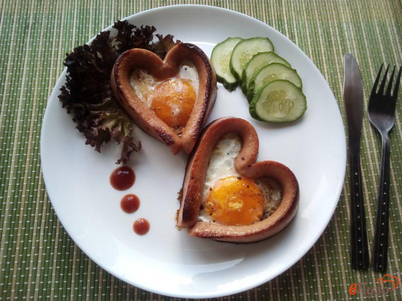 Фото приготовление рецепта: Яичница с сосиской в форме сердца шаг №5