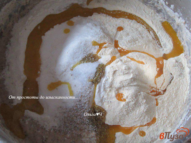Фото приготовление рецепта: Цельнозерновой хлеб с гороховой мукой и солодом шаг №4