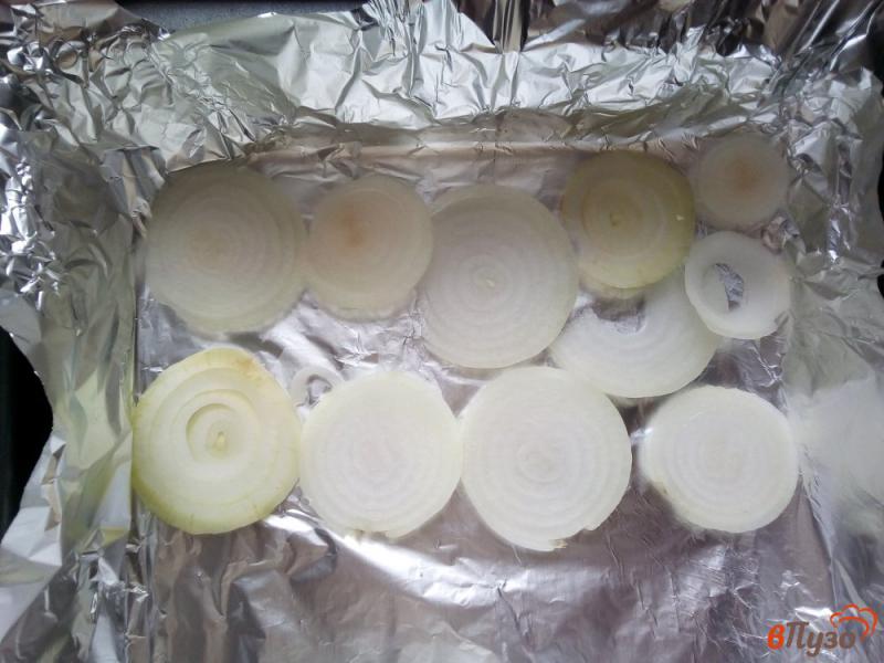 Фото приготовление рецепта: Скумбрия запечённая с помидором и луком шаг №3