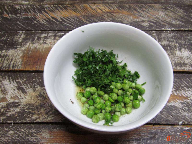 Фото приготовление рецепта: Салат из капусты с горошком и оливками шаг №2