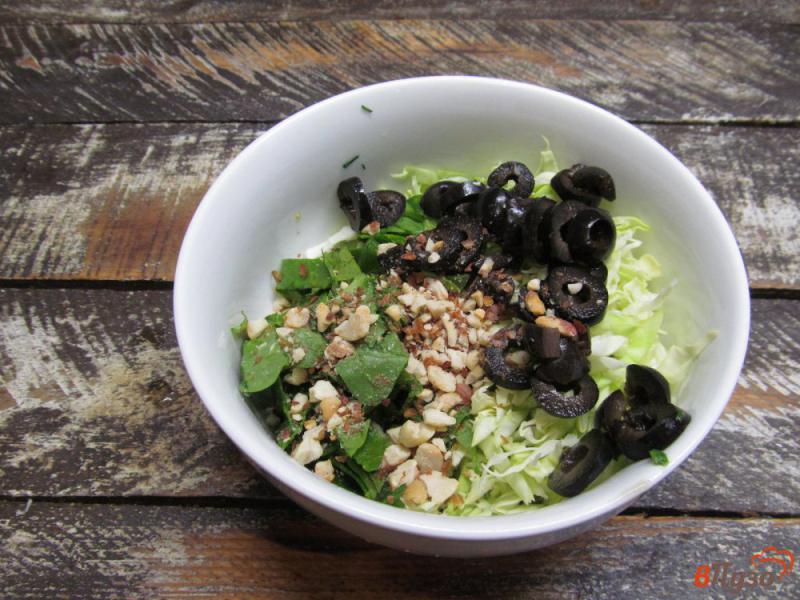 Фото приготовление рецепта: Салат из капусты с горошком и оливками шаг №4