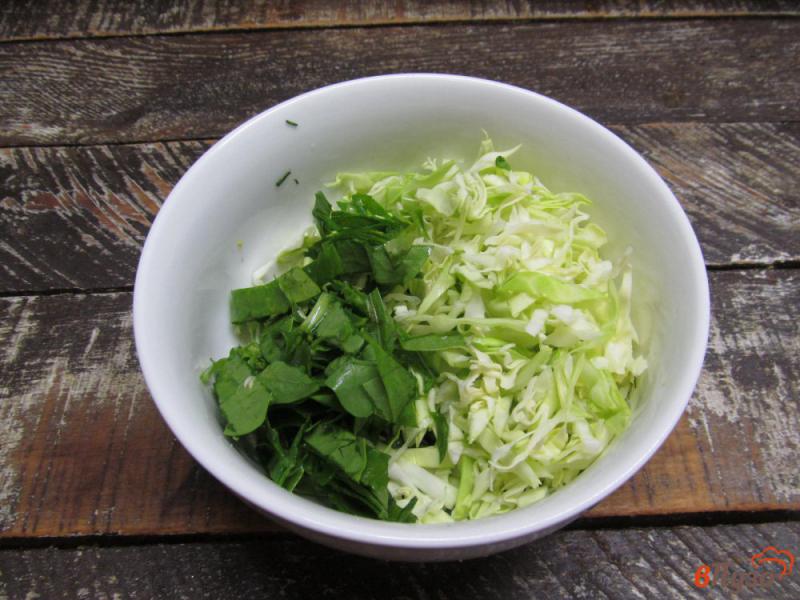 Фото приготовление рецепта: Салат из капусты с горошком и оливками шаг №3