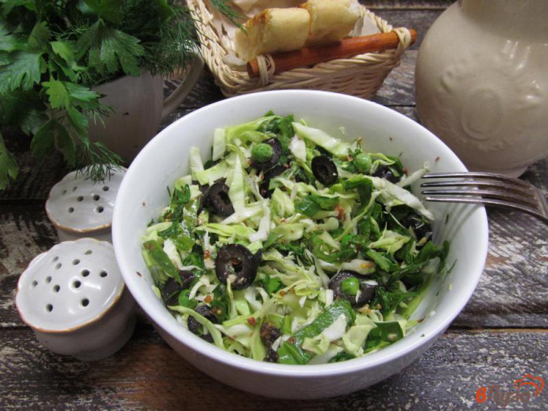 Фото приготовление рецепта: Салат из капусты с горошком и оливками шаг №5