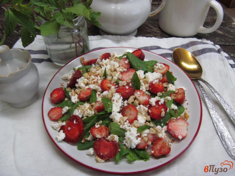 Фото приготовление рецепта: Салат из клубники с творогом шаг №4