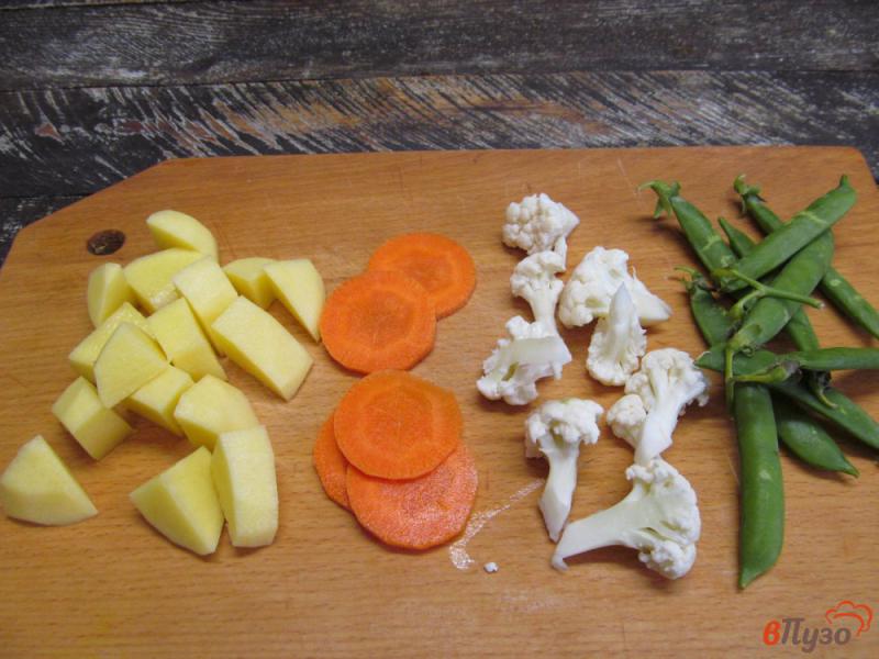 Фото приготовление рецепта: Овощи с колбасками шаг №2