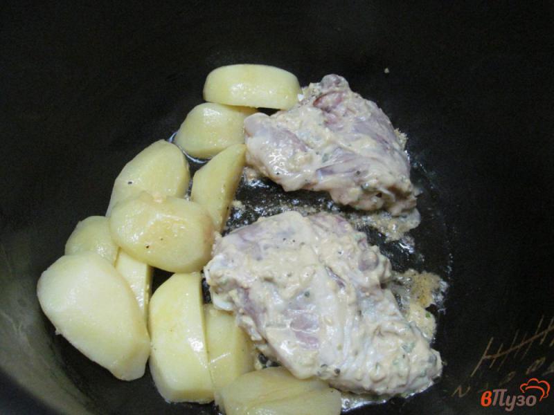 Фото приготовление рецепта: Маринованные куриные бедра с картофелем шаг №3