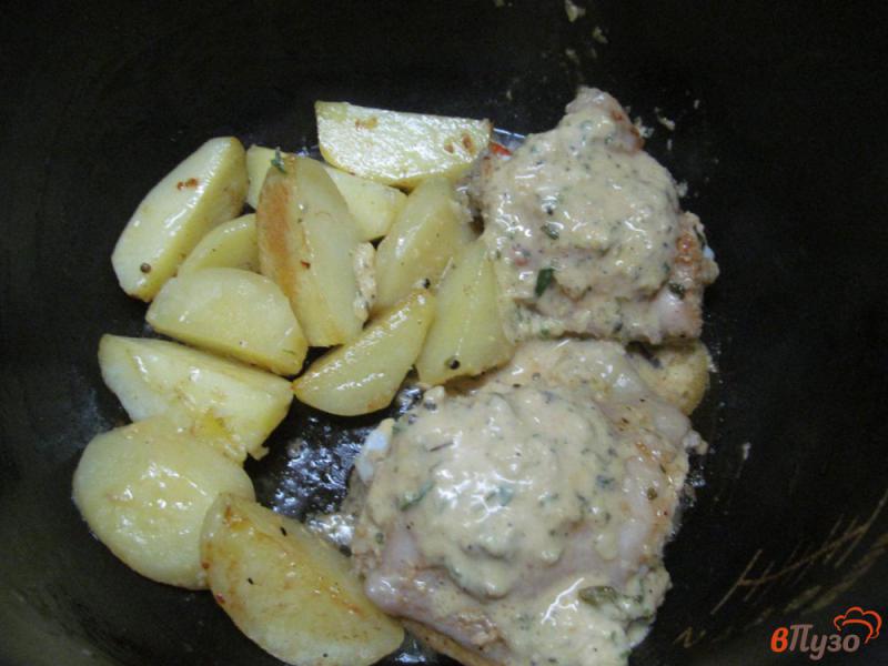 Фото приготовление рецепта: Маринованные куриные бедра с картофелем шаг №4