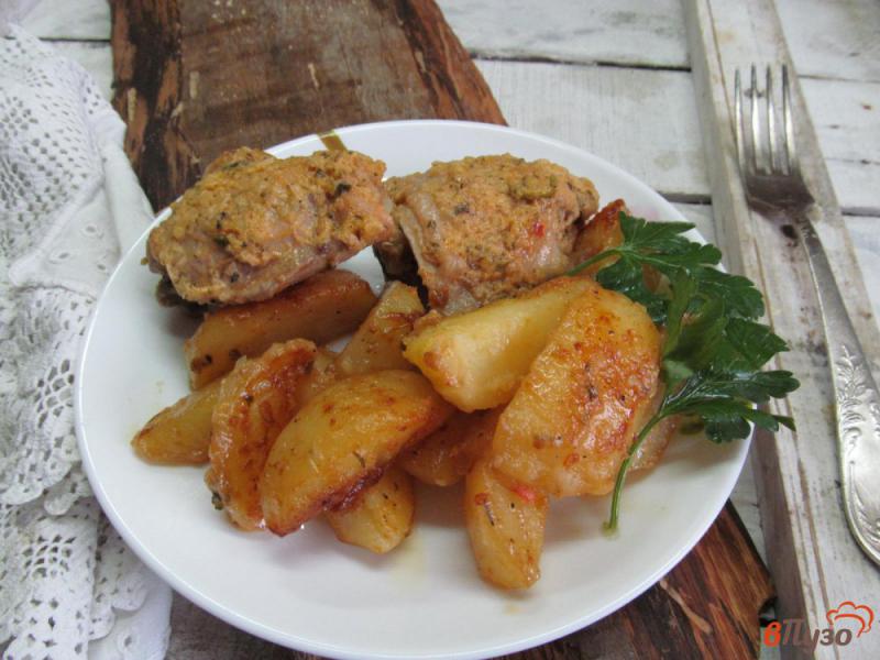 Фото приготовление рецепта: Маринованные куриные бедра с картофелем шаг №5