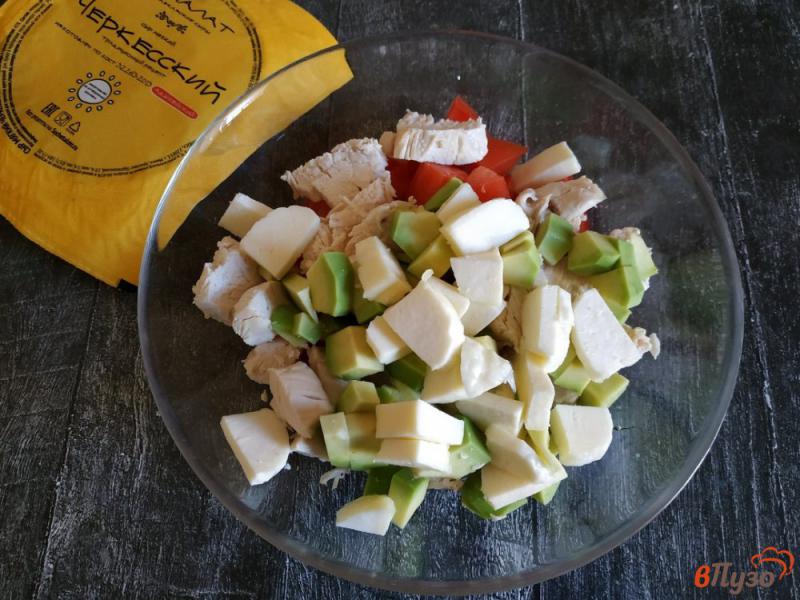Фото приготовление рецепта: Салат с курицей и авокадо шаг №4
