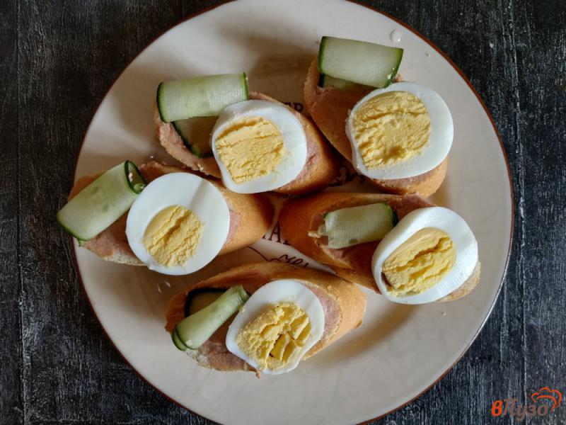 Фото приготовление рецепта: Бутерброды с паштетом и яйцом шаг №3