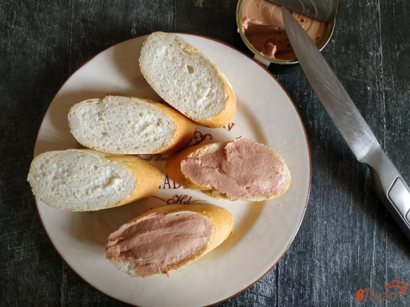Фото приготовление рецепта: Бутерброды с паштетом и яйцом шаг №2