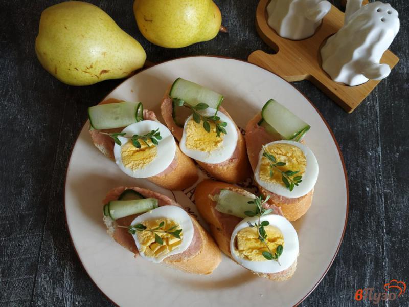 Фото приготовление рецепта: Бутерброды с паштетом и яйцом шаг №4
