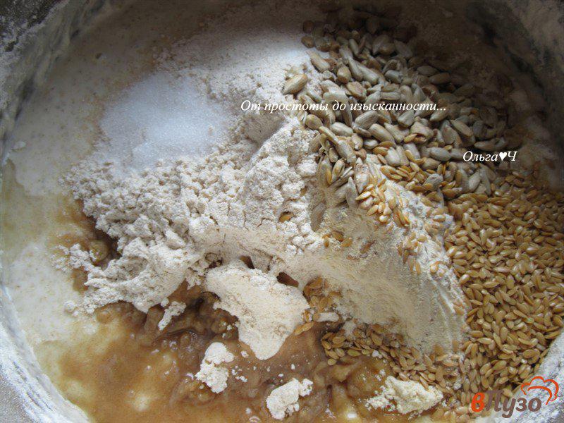 Фото приготовление рецепта: Хлеб с семечками и семенами льна шаг №4