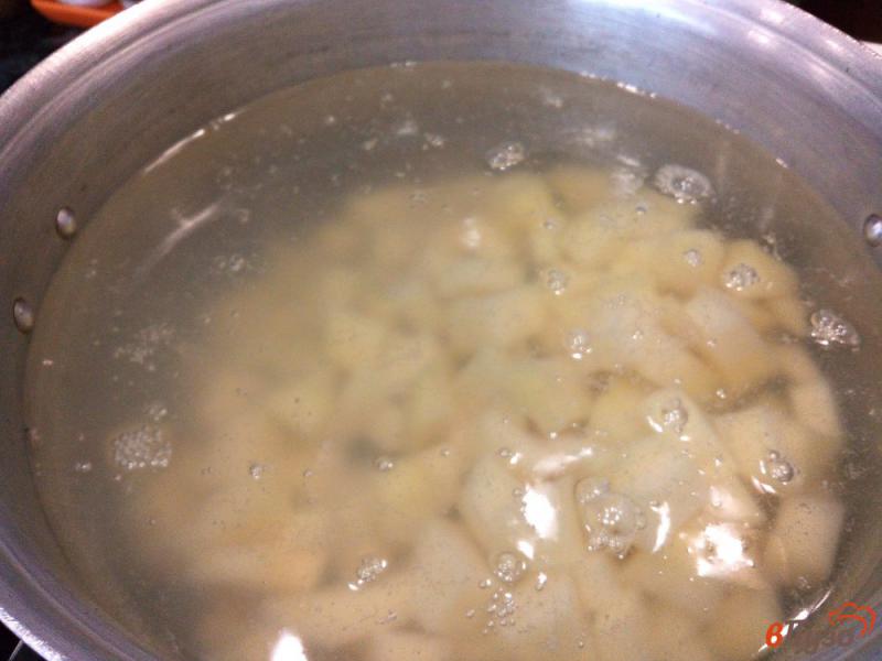 Фото приготовление рецепта: Зеленый суп с горошком и тушенкой шаг №2