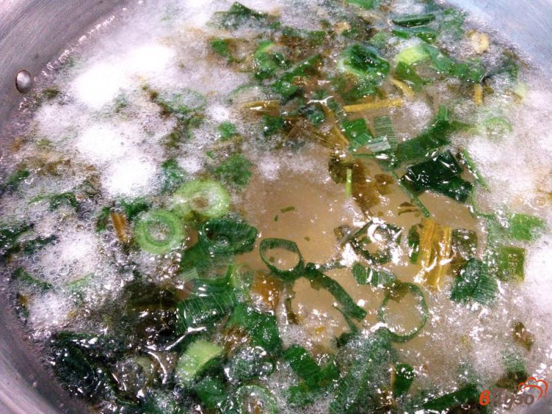 Фото приготовление рецепта: Зеленый суп с горошком и тушенкой шаг №3