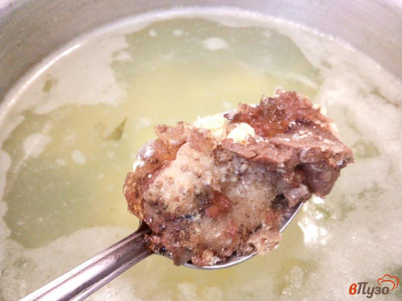 Фото приготовление рецепта: Зеленый суп с горошком и тушенкой шаг №4