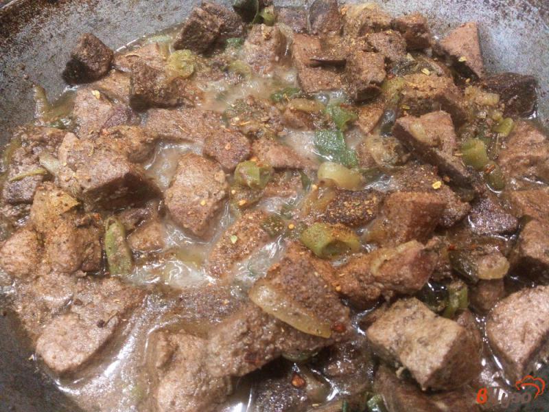 Фото приготовление рецепта: Свиная печень с репчатым и зеленым луком шаг №6