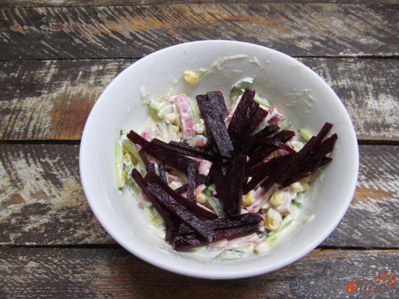 Фото приготовление рецепта: Салат из свеклы с колбасой и огурцом шаг №4