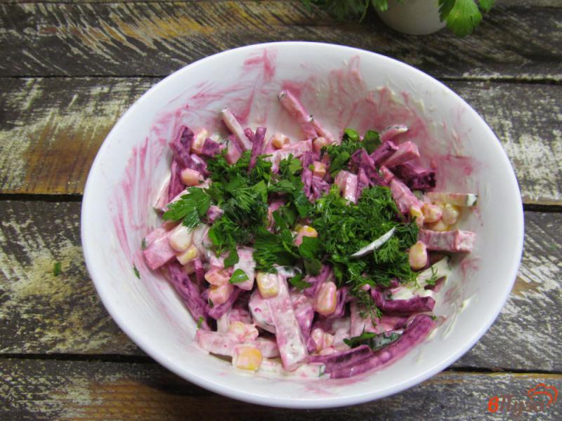 Фото приготовление рецепта: Салат из свеклы с колбасой и огурцом шаг №5
