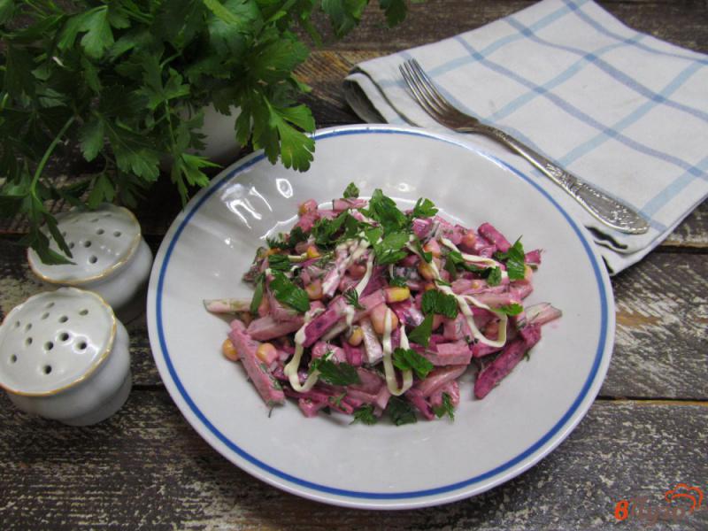 Фото приготовление рецепта: Салат из свеклы с колбасой и огурцом шаг №6